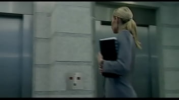 Софи Эванс получает тройничок с двойным проникновением в лифте