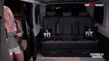 Jarushka Ross & Sicilia Dreier auf dem Rücksitz mit Lucky Driver – VIP SEX VAULT