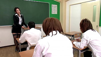 تمتص المعلمة اليابانية المثيرة بعض طلابها قبل أن ينتهي بهم الأمر في مستشفى غريب