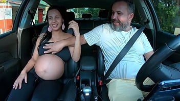 Elisa Santos gets pregnant on the ride and takes iron in the middle of the street