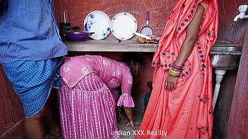 Famiglia indiana in cucina XXX in hindi