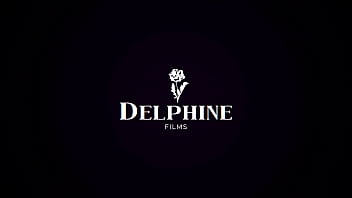 Delphine Films- A gostosa loira Athena Francis entra na casa de estranhos - fode o dono da casa