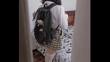 Foder a colegial puta da minha sobrinha, quando ela chega da escola deixam ela sozinha em casa, encho a bucetinha dela inteira de leite.