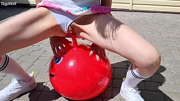 Sorellastra arrapata che cavalca una palla fitness con DOPPIA PENETRAZIONE