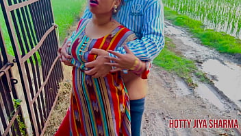 Sexo arriscado ao ar livre com bhabhi indiano fazendo xixi e filmado pelo marido
