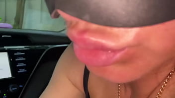 Studentka z dużymi cyckami ssała w samochodzie i otrzymała usta pełne spermy