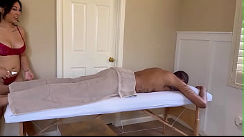 Filipina gives massage with happy ending