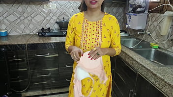 Desi bhabhi estava lavando pratos na cozinha, então seu cunhado veio e disse bhabhi aapka chut chahiye kya dogi hindi audio