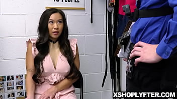 Rion King fickt Kimmy Kims junge Frauenmuschi, um ihre Lektion zu lernen