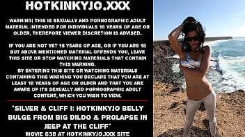 Silver & Cliff I : Renflement du ventre de Hotkinkyjo dû à un gros gode et prolapsus dans une jeep sur la falaise