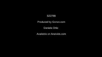 Daniela Ortiz' Anal & Piss 2021 Noël avec GONZO SZ2788