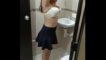 Meia-irmã morena venezuelana latina é fodida no banheiro pelo pau grande do meio-irmão pervertido enquanto os pais não estão em casa - pornografia em espanhol