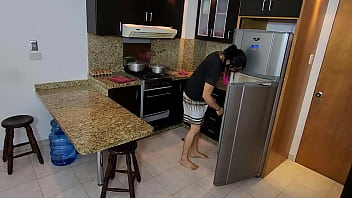 Scherzo Shobrina per gettare acqua in cucina solo così può mostrarmi il suo enorme culone, faccio sesso con una ragazza sexy.