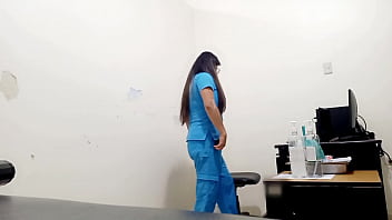 ultraviral!! A médica entrevista sua paciente e após algumas perguntas a paciente a oferece para fazer um pornô caseiro intenso no consultório do hospital