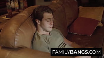 FamilyBangs.com ⭐ Un bon beau-fils dorlote sa maman qui pleure, Silvia Saige, Seth Gamble