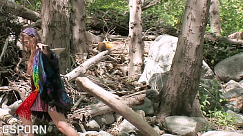 Сексуальная натуральная 18летняя девушка мастурбирует свою волосатую киску в лесу