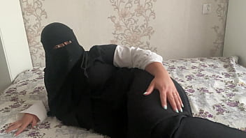 Syrische MILF im Hijab masturbiert haarige Muschi bis zum Orgasmus