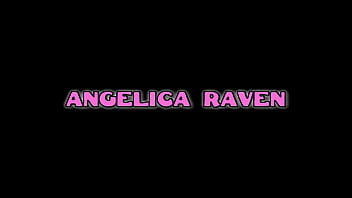 Die vollbusige MILF Angelica Raven bekommt in einer heißen Analsexszene einen Arschfick