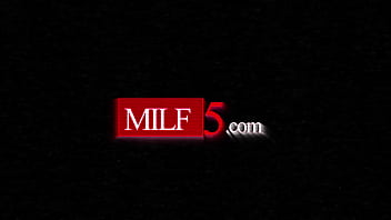 Cara de una mojigata, cuerpo como una azada, la jefa MILF está en la dominación femenina - MILF5