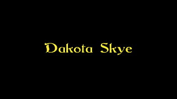 Líder de torcida Dakota Sky se ajoelha no Gloryhole Confessional