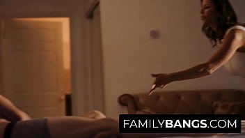 FamilyBangs.com ⭐ Ehrgeizige Mutter weiß, dass ihr Junge viel Geld hat, Alexis Fawx, Jake Adams