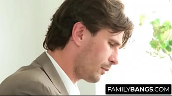 FamilyBangs.com ⭐若い女性は新しい継父、マヌエル・フェラーラ、スカイ・ウェストと処女を失うことにプレッシャーを感じた