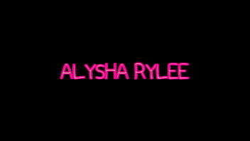 La rubia Alysha Rylee se vibra con una varita mágica y le hace una paja