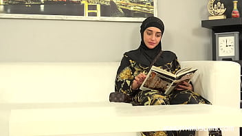 Doce mulher em hijab experimentou o pau do vendedor em vez de roupas novas