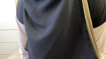 Die syrische Stiefmutter im Hijab gibt beim Reden Anweisungen zum harten Wichsen