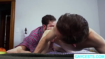 Joven cachonda gay follada por el culo por su padrastro