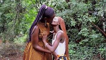 Настоящая чернокожая лесбийская пара в любительском видео страстно лижет и трахает пальцами