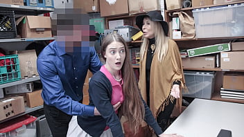 Teenager und ihre Oma werden von einem perversen Mall-Beamten wegen Diebstahls aus dem Einkaufszentrum gefickt – Fuckthief