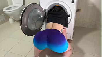継母が洗濯機でレギンスを履いたまま動けなくなってしまった、ああ、どうしたら彼女を助けられるでしょうか？