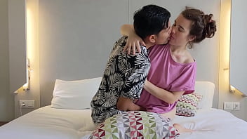 Beau-frère et belle-soeur se battent avec des oreillers dans une chambre d'hôtel