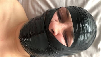 TouchedFetish - BDSM-Sklave wird mit Klebeband geknebelt - Lauter stöhnender Orgasmus - Selbstgemachte Amateur-Bondage - Unterwürfige Frau bekommt einen Gesichtsfick