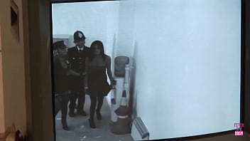 Zwei Polizisten erteilen einer versauten Schlampe eine kurze Lektion, indem sie ihre triefende Fotze ficken