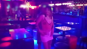 Мой муж-рогоносец снимает на видео, как я мастурбирую незнакомцу в баре