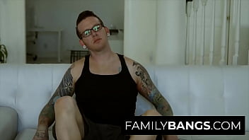 FamilyBangs.com ⭐ Una giovane donna sexy e sexy ha il tempo pieno per sedurre il suo fratello giocatore, Kendra Spade, Johnny Goodluck