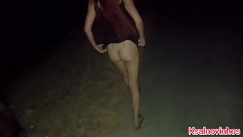 Levo minha esposa para passear sem calcinha na praia de noite!