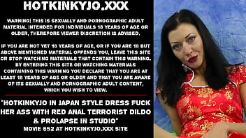 Hotkinkyjo в японском платье трахает ее задницу красным анальным террористическим дилдо и пролапсом в студии