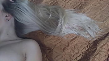 Langes blondes Haar ist sehr aufregend, ich masturbiere meine Haare mit einem Schwanz und spritze mir auf meine Haare und meinen Kopf