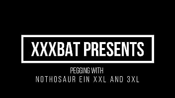 XXXBat ミストレスが Nothosaur Ein XXL および 3XL とペギング