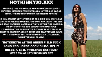 Hotkinkyjo no campo verde foda longo vibrador de cavalo vermelho, protuberância na barriga e prolapso anal extremo