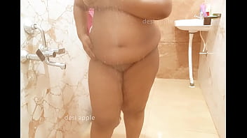Senhora gordinha de Bihar tomando banho