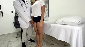Doctor Se Aprovecha de De Una Chica Deportista de 18 Años con Gran Culo