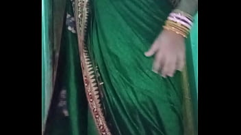Индийская гей-кроссдрессер Гаурисисси в зеленом сари нажимает на свои большие сиськи и трахает пальцами ее задницу