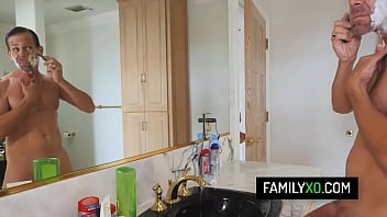 Похотливая блондинка-падчерица Блэр Уильямс трахается с отчимом в ванной
