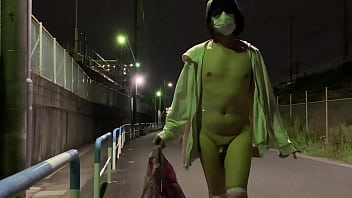 ミニスカニーハイノーパンの女装子まゆちゃんが深夜の工場横の道路でちょっとずつ脱いでいって全裸露出を楽しむ