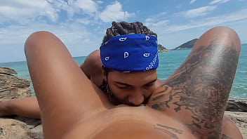 Fille tatouée chaude donnant sans préservatif sur la plage nudiste en pierre Rio de Janeiro Brésil