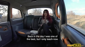 Fake Taxi – wunderschöne britische Turnerin streckt ihre Beine, bevor sie einen dicken Schwanz in ihre Muschi nimmt